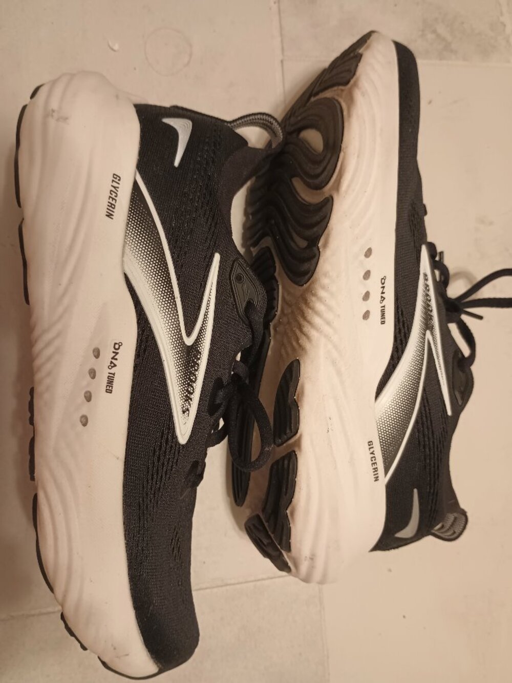 Brooks Glycerin 22 Neutral Sneakers Black Grey White Women's Gently Used Size 8